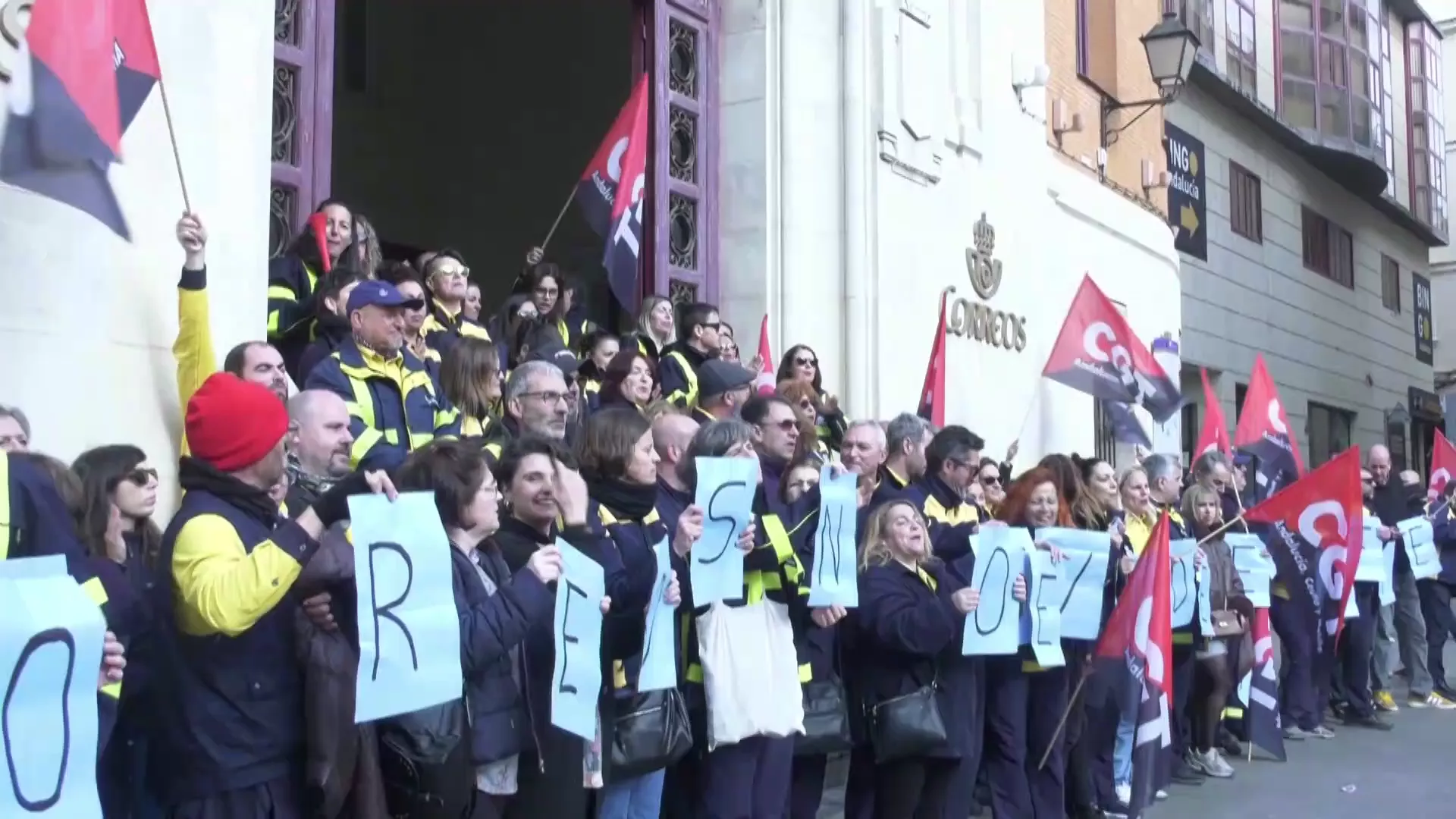 Protesta en la sede central de Correos en Cádiz. 