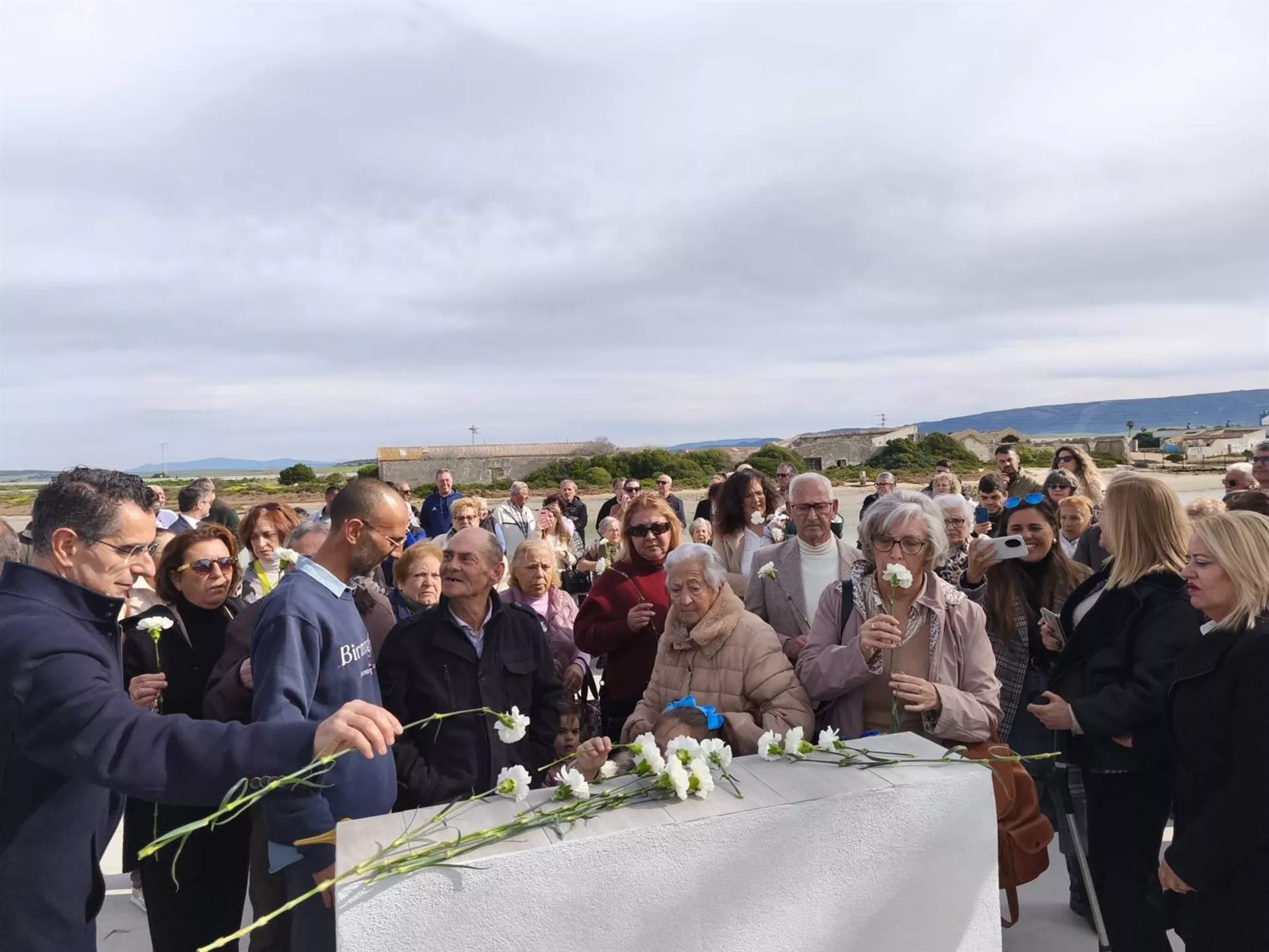 Acto de homenaje en Barbate a los marineros fallecidos en el naufragio del Domenech de Varó en 1973.