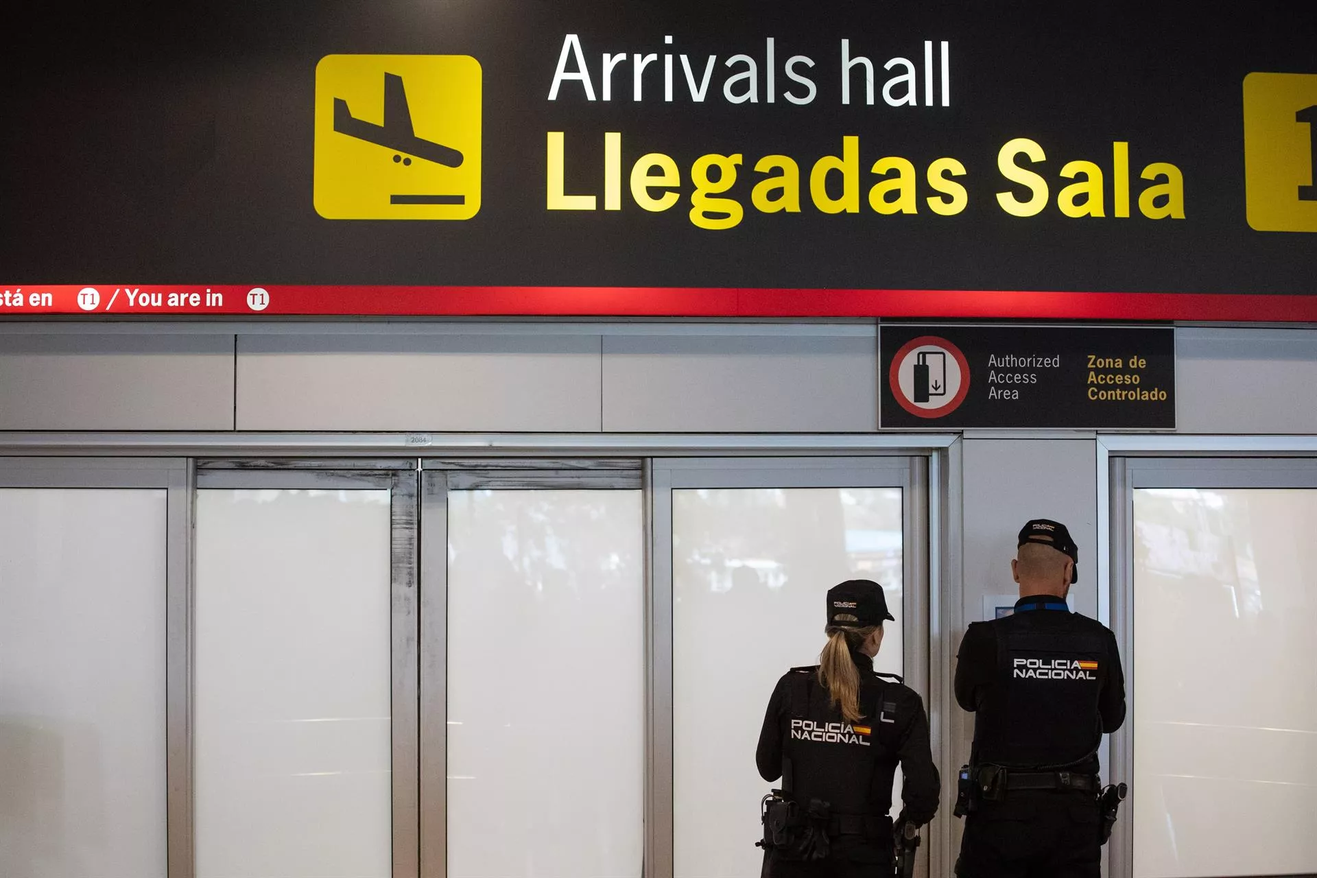  Dos agentes de la Policía Nacional en la terminal de Barajas en capital española