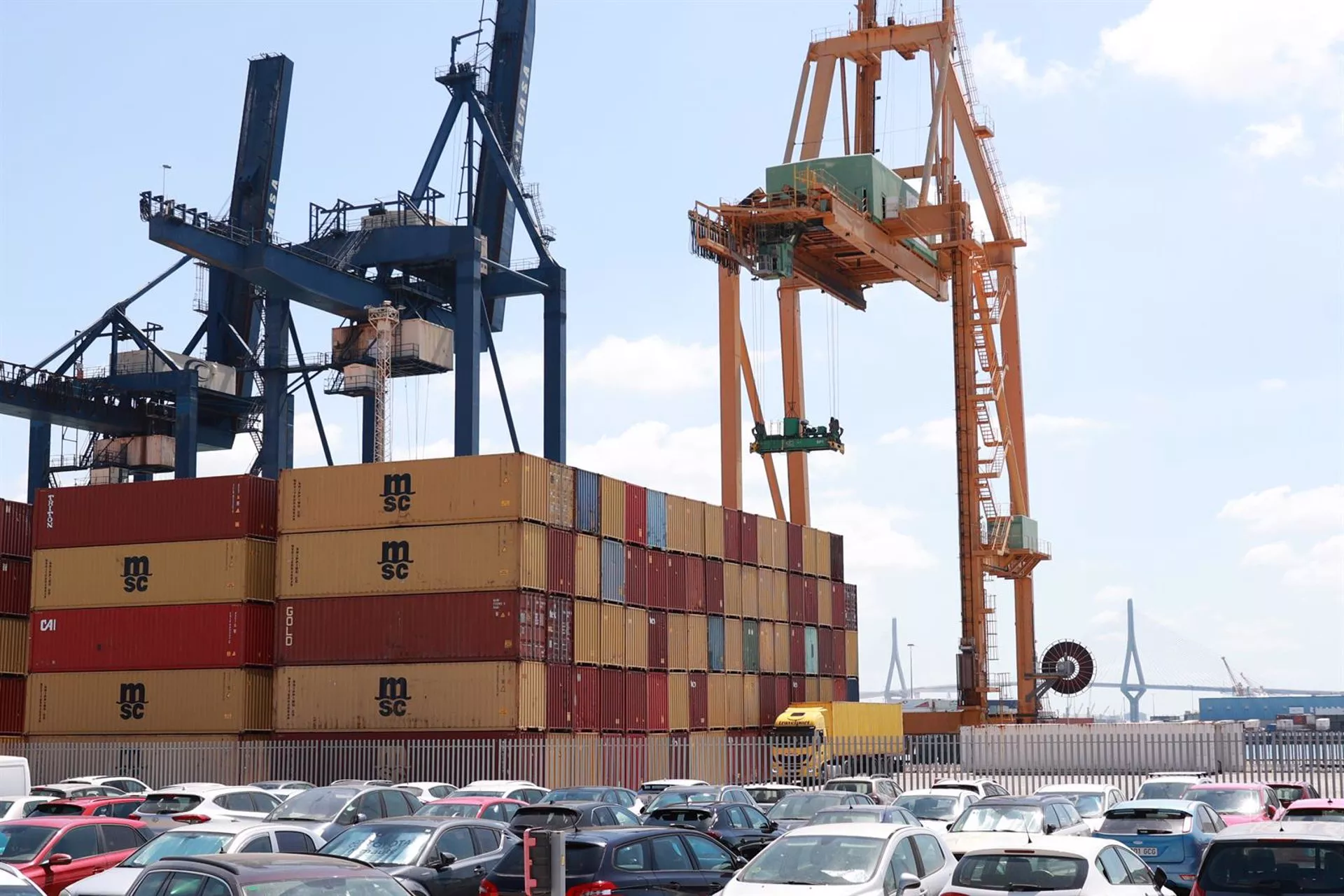 Grúas y contenedores en el puerto de Cádiz.