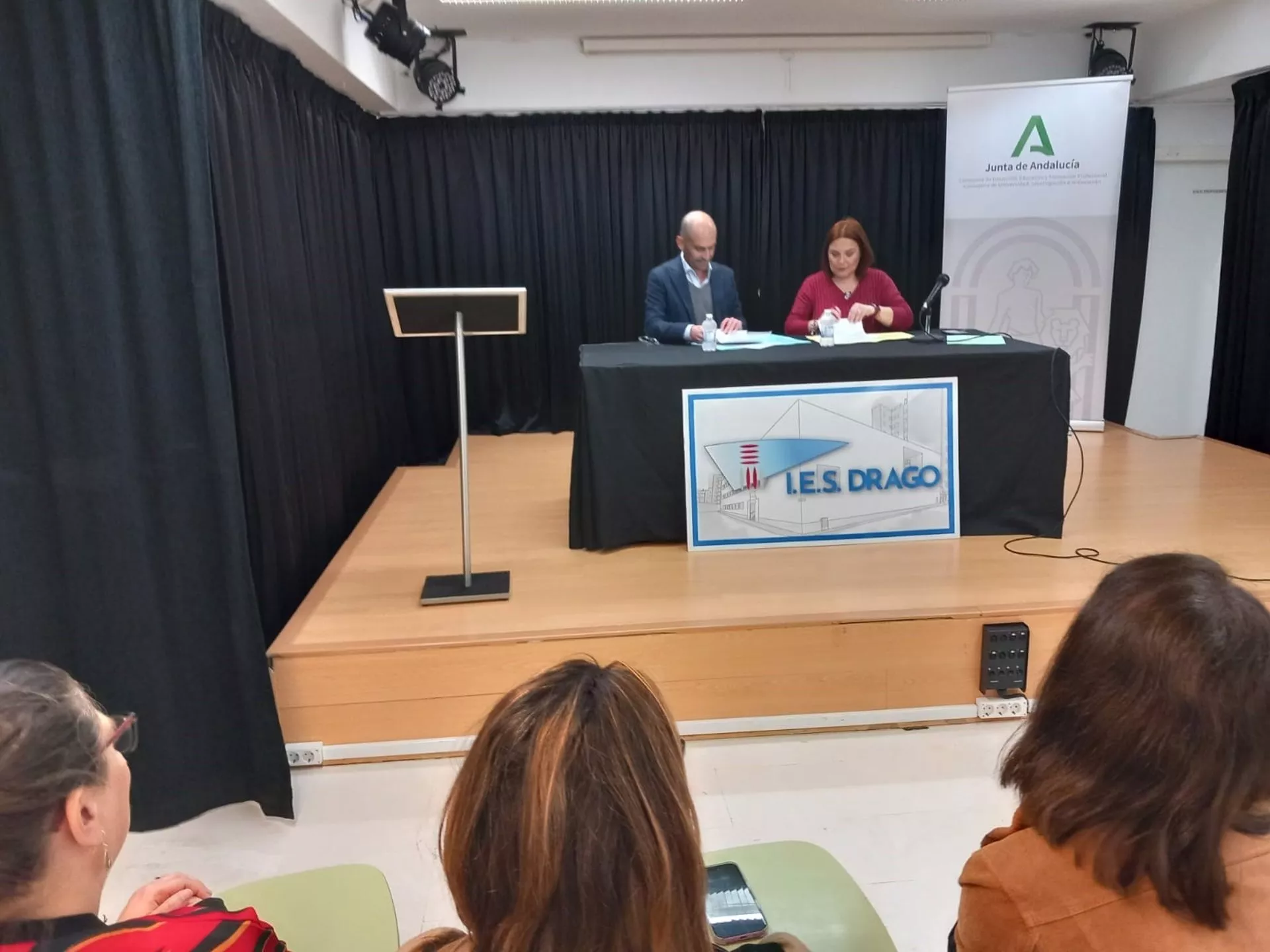 Momento de la firma entre representantes del centro y FCC Aqualia S.L