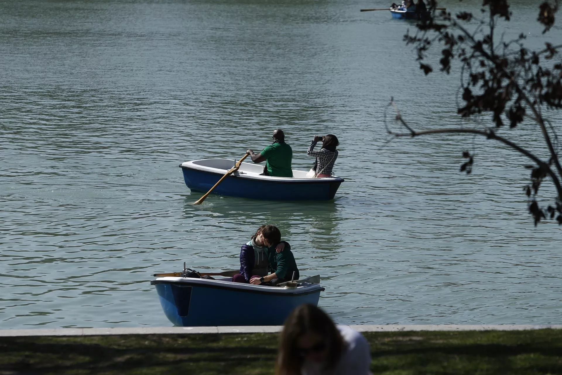 Una pareja en el Parque de El Retiro, en Madrid, en una fotografía de archivo Una pareja en el Parque de El Retiro, en Madrid, en una fotografía de archivo