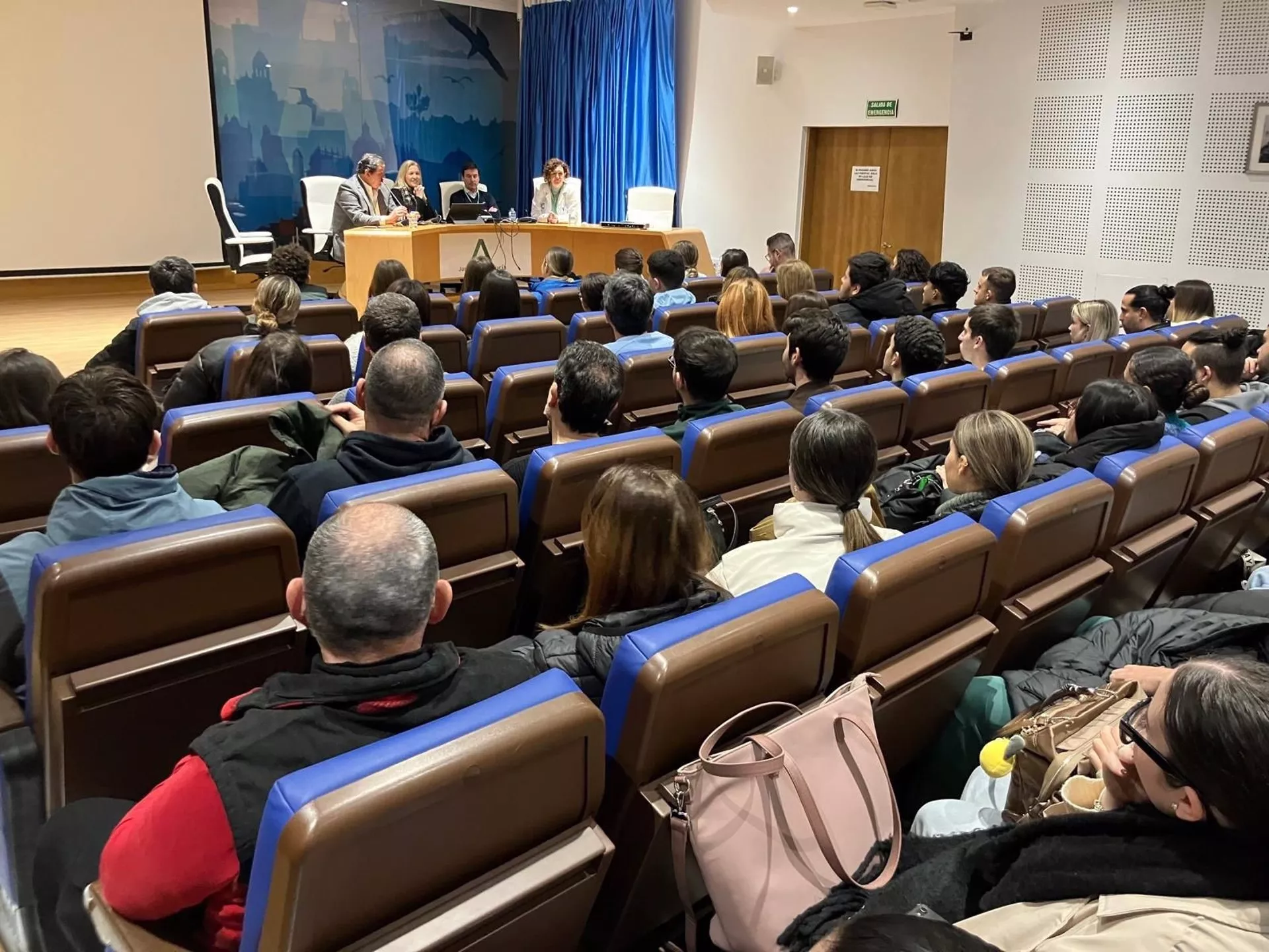 Acto de bienvenida al alumnado con la presencia de autoridades y docentes