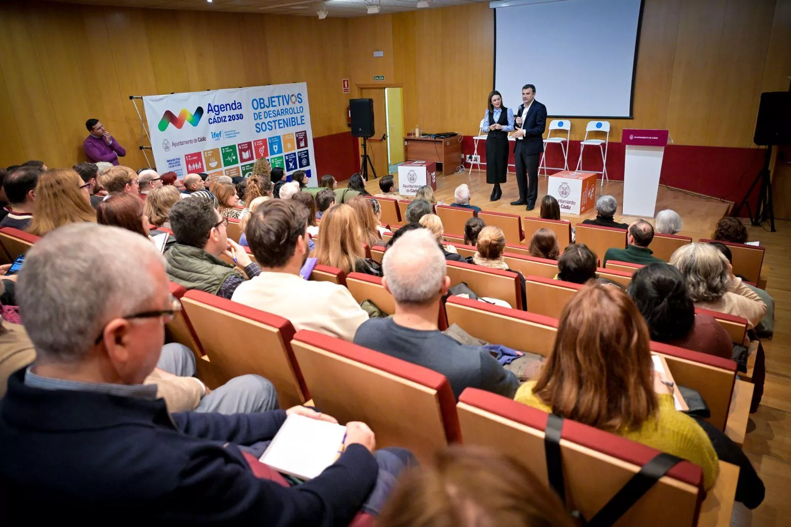 El alcalde interviene ante los presentes durante la sesión