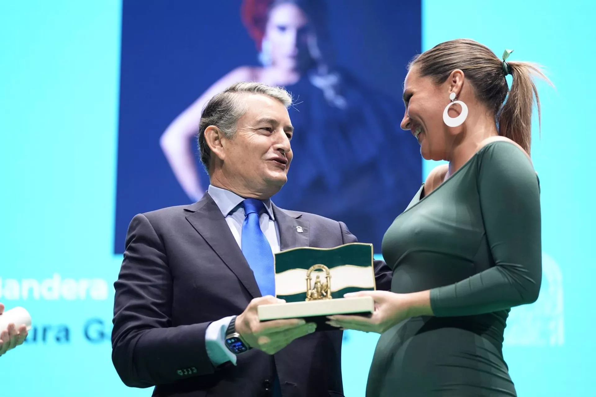 La artista Laura Gallego recoge su premios durante la cita