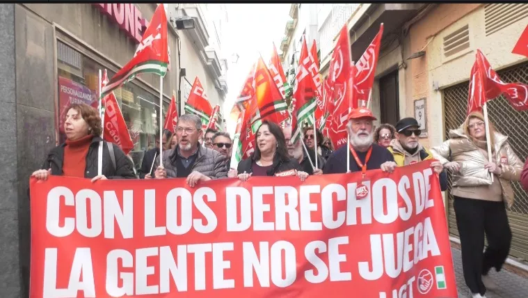 CCOO y UGT han convocado una protesta en contra de la forma de actuación de la oposición en el Decreto Ómnibus Los partidos políticos de izquierda han acompañado a los sindicatos mayoritarios en esta manifestación