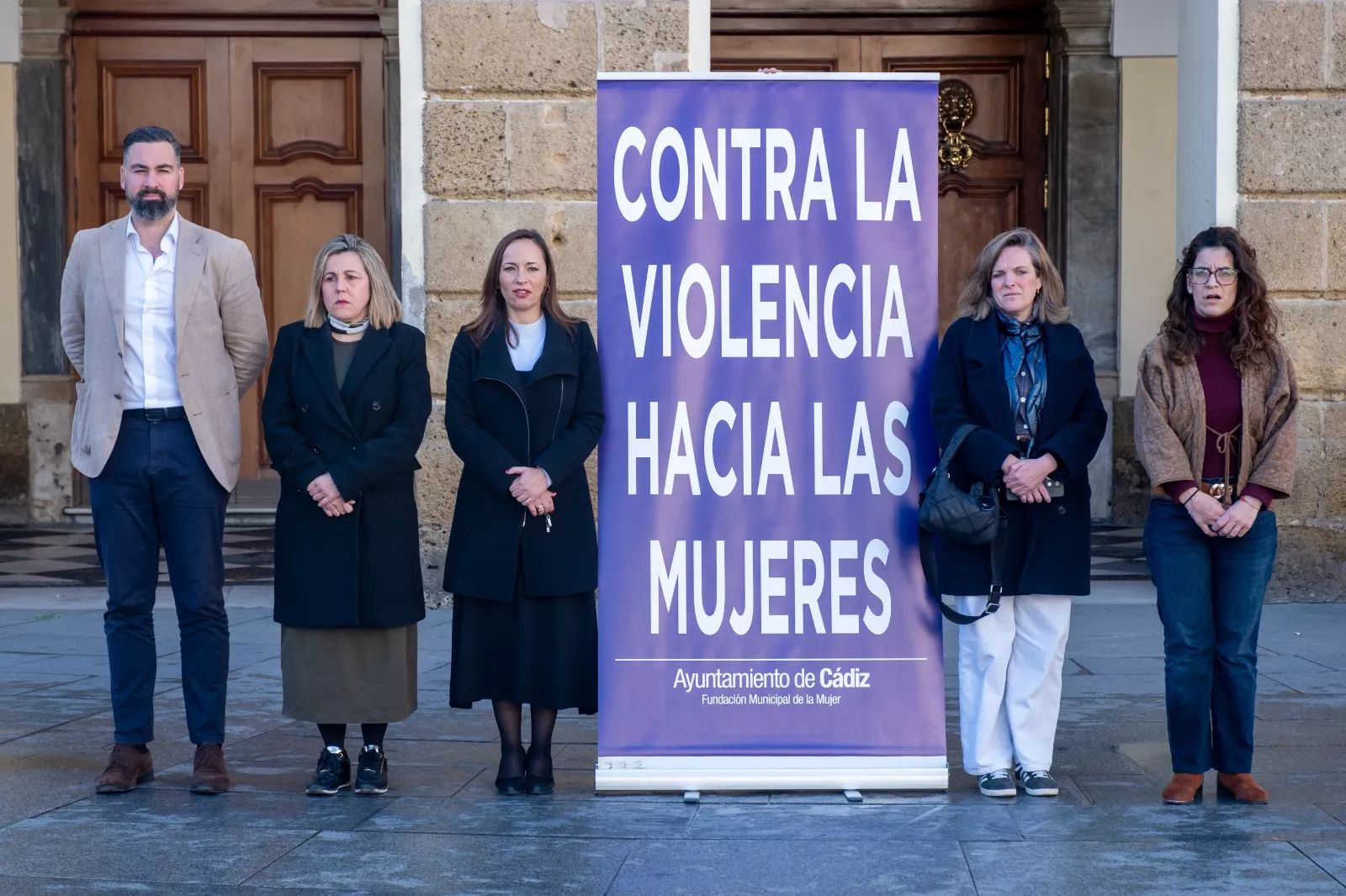 Respeto de los congregados al mediodía frente al Ayuntamiento de Cádiz