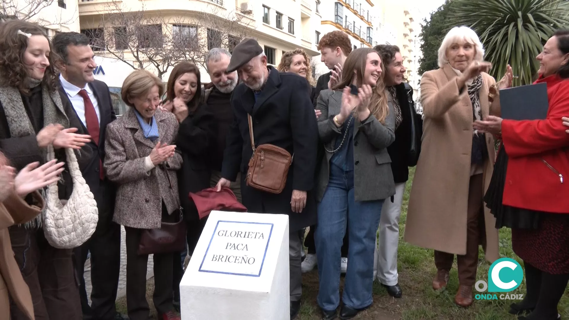 Acto de inauguración del monolito que da nombre a la artista Paca Briceño en Paseo de Canalejas. 