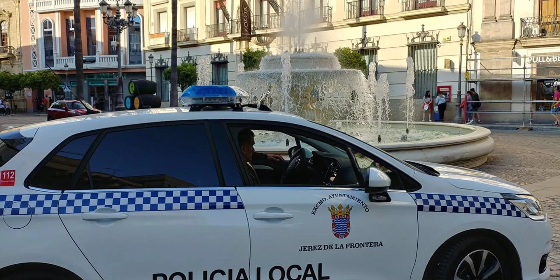 Coche de la Policía Local patrullando por las calles jerezanas en una imagen de archivo