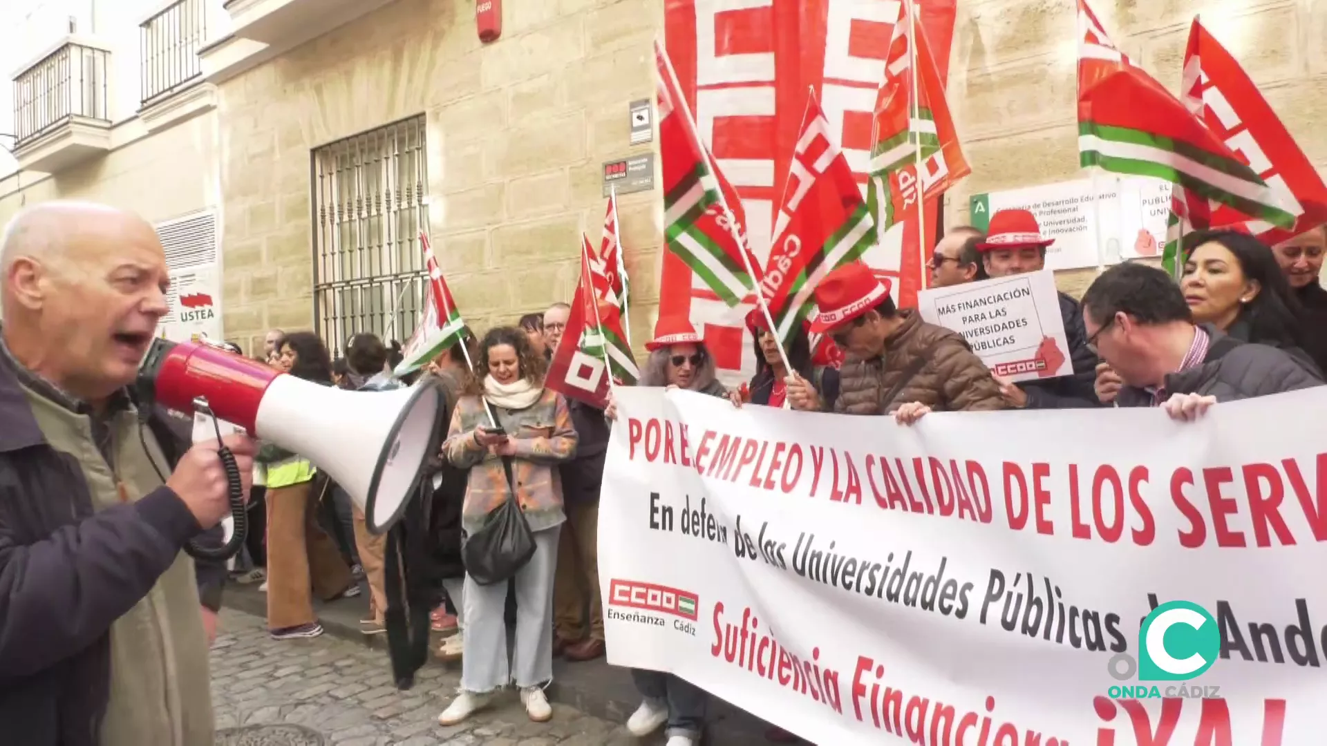 Movilizaciones a las puertas de la delegación de Educación. 