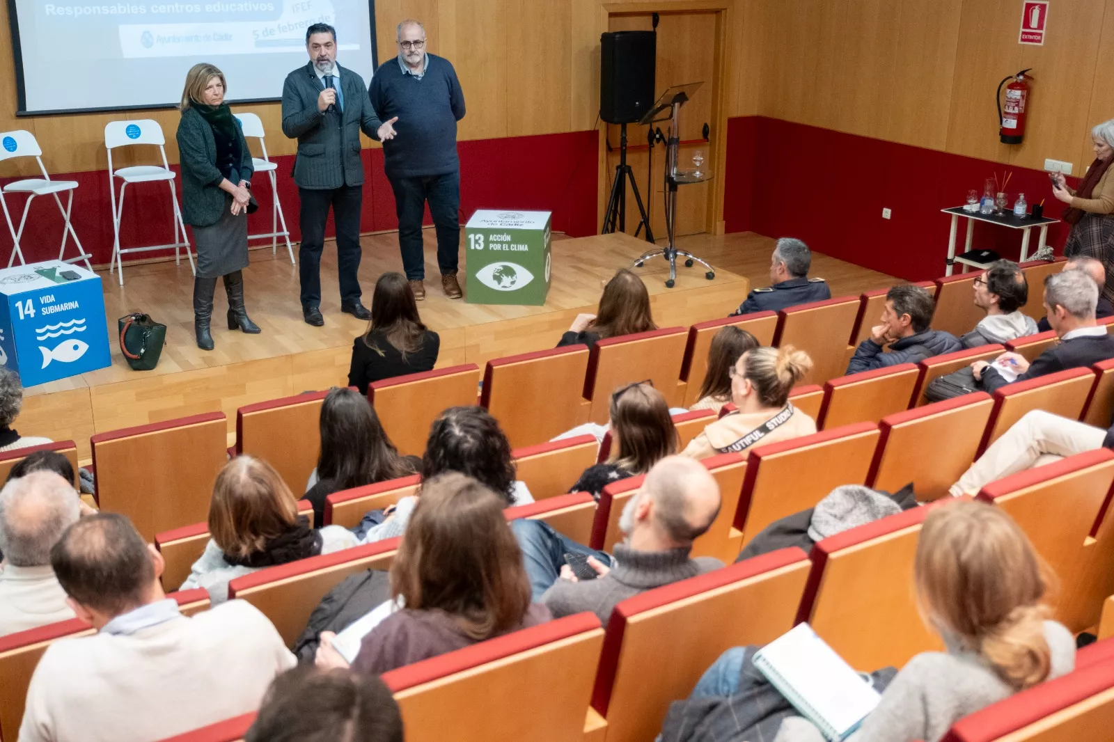 Representantes publicos se dirigen a los asistentes en un momento de la sesión