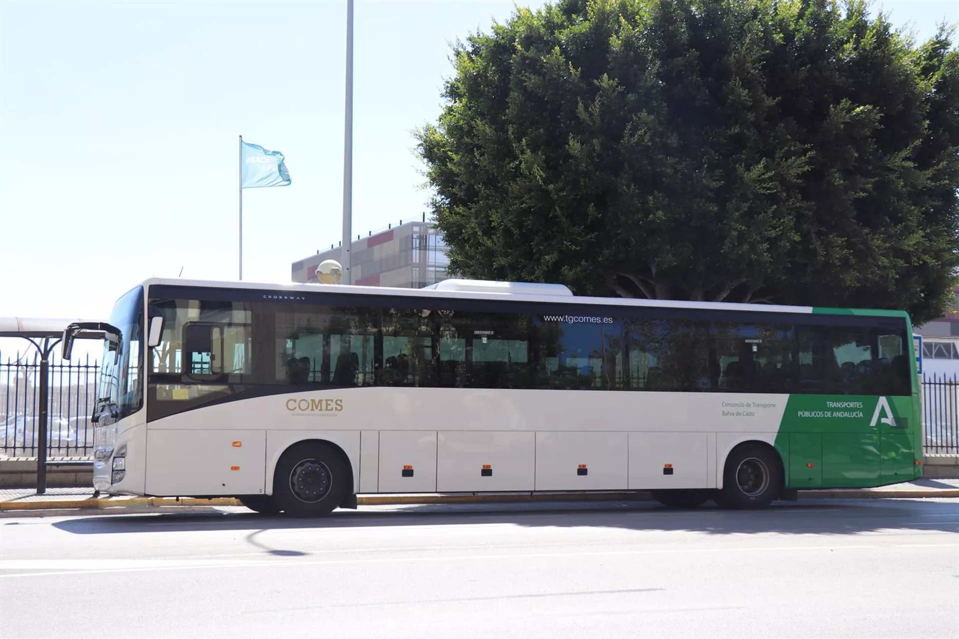 Un autocar en una parada de la plaza de la Hispanidad en la capital gaditana