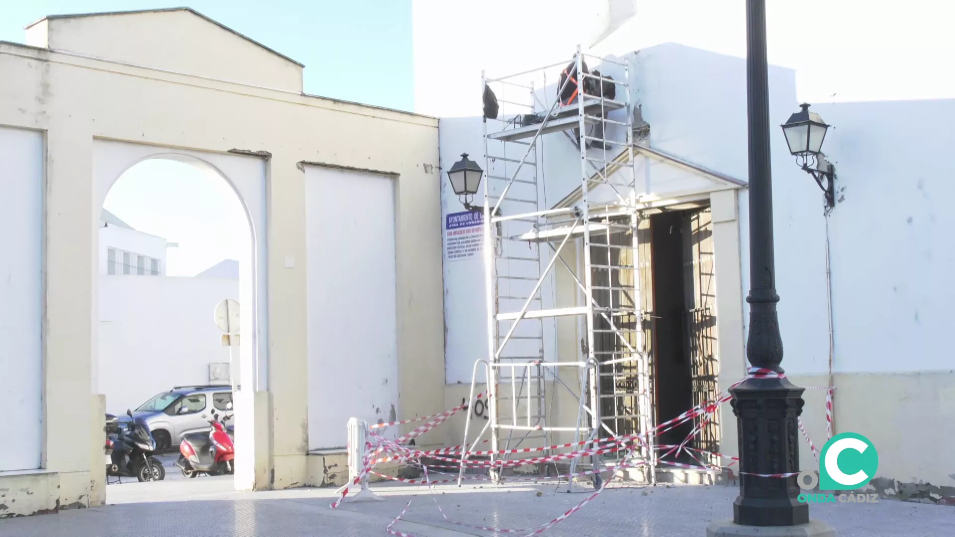 Operarios sobre la portada del antiguo templo de Capuchinos en la mañana de este martes