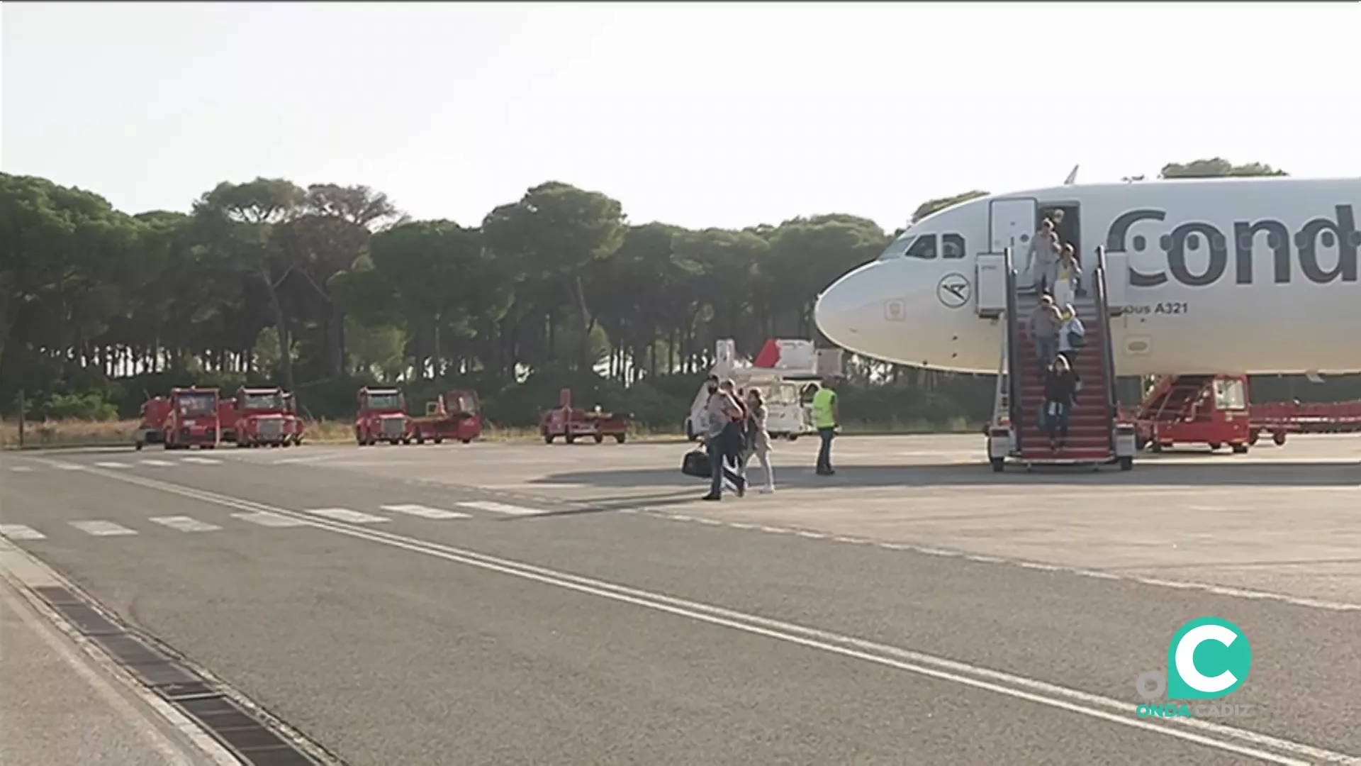 Pasajeros desembarcan de un avión sobre las pistas de las instalaciones jerezanas