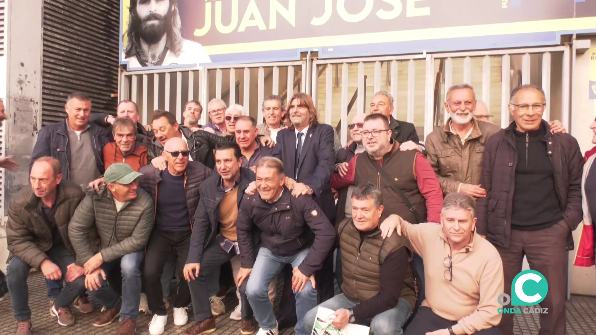 El homenajeado posa con otros veteranos cadistas al final del acto