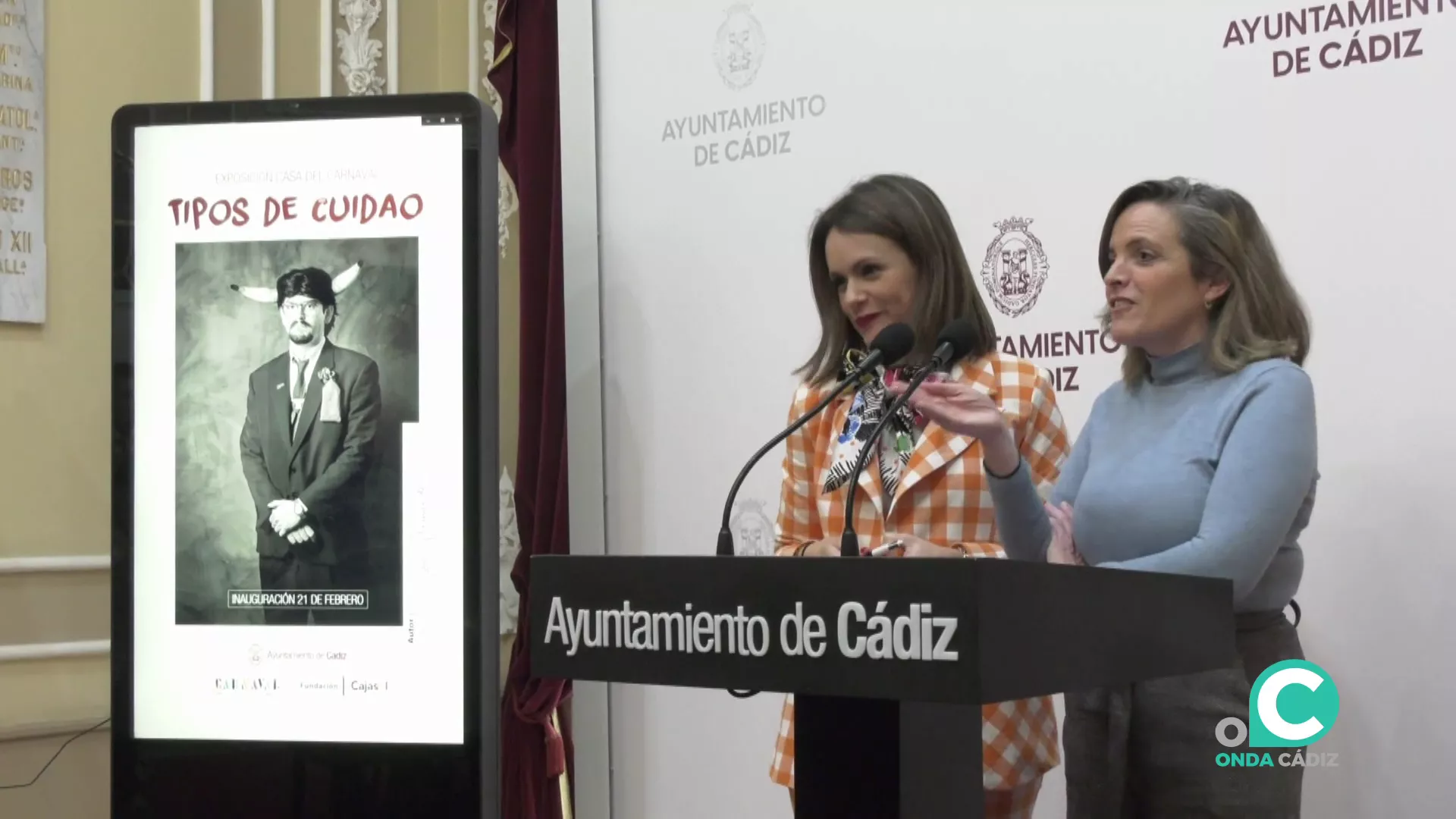 Las concejalas Maite González y Beatriz Gandullo intervienen junto al cartel de una de las próximas exposiciones