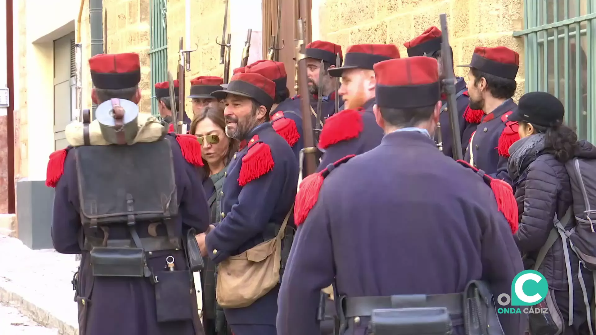 Figurantes ataviados como soldados durante un descanso