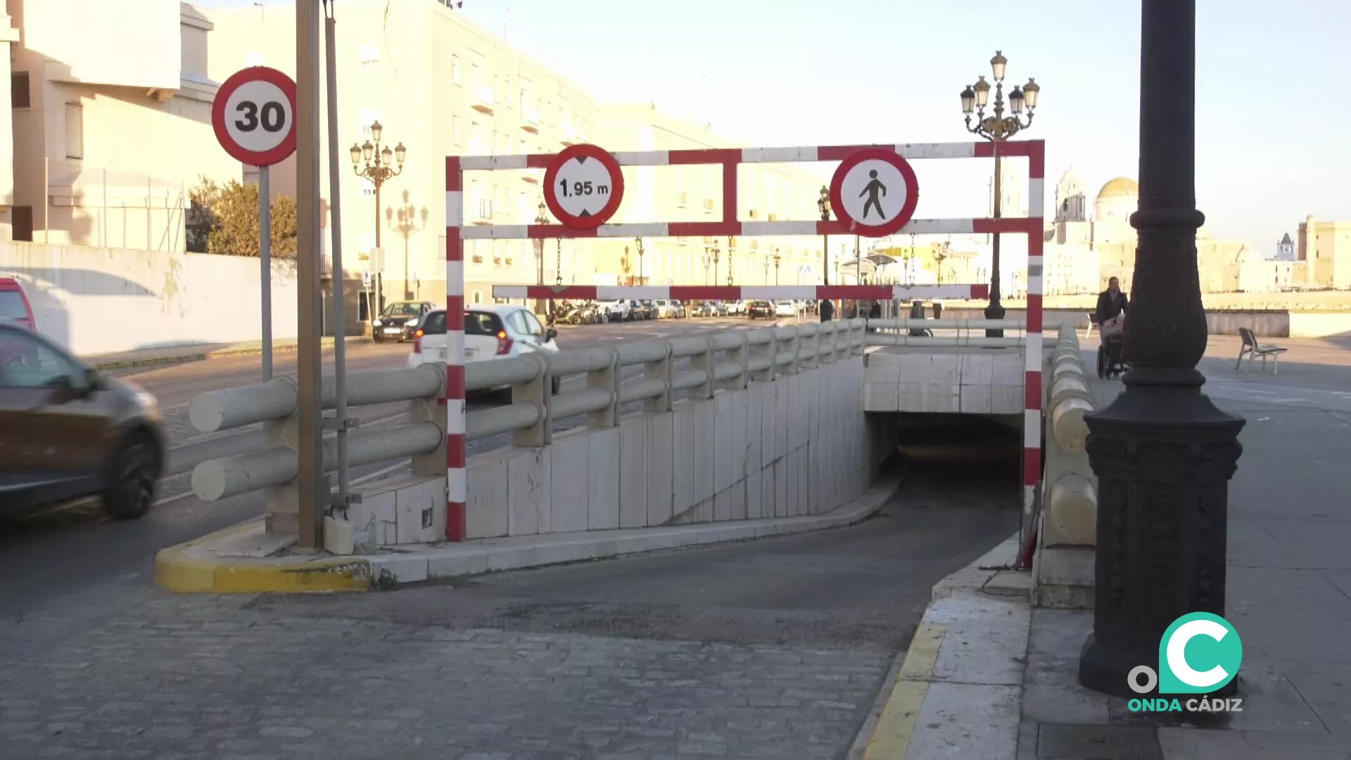 Acceso al aparcamiento subtarraneo del casco historico de  Cádiz