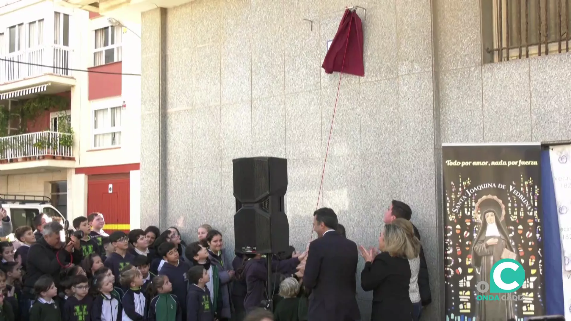 Un momento del acto con la presencia de autoridades y alumnado