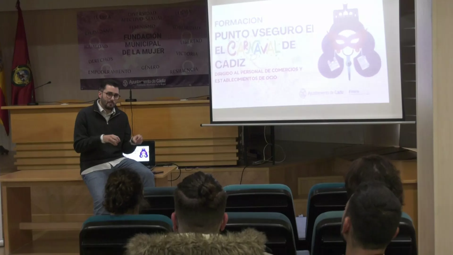 El criminólogo Antonio Sanz interviene durante el encuentro en el centro integral de la Mujer