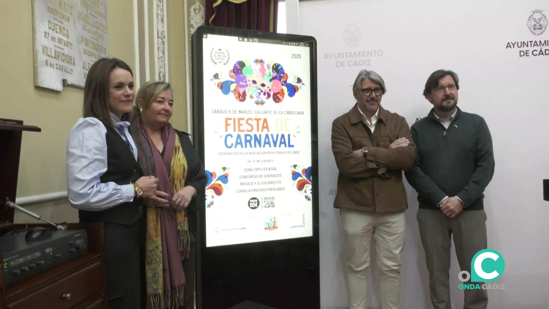 Autoridades y organizadores junto con el cartel del acontecimiento. Autoridades y organizadores junto con el cartel del acontecimiento.