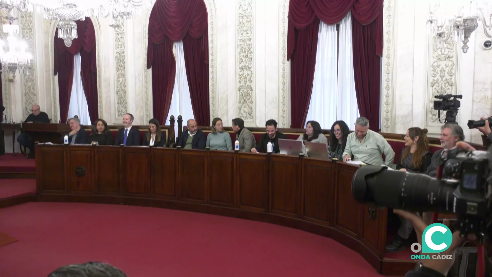 Concejales de la oposición durante el desarrollo de un Pleno en el Ayuntamiento de Cádiz Concejales de la oposición durante el desarrollo de un Pleno en el Ayuntamiento de Cádiz