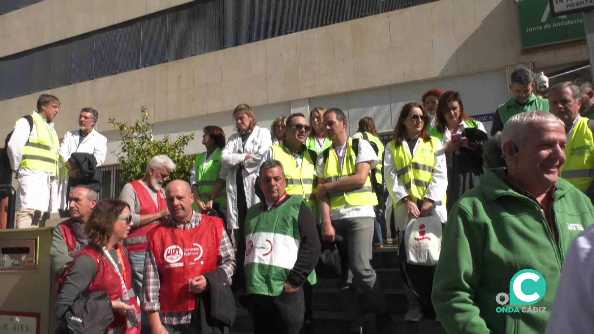 Un momento de la concentración de este lunes ante el hospital Un momento de la concentración de este lunes ante el hospital