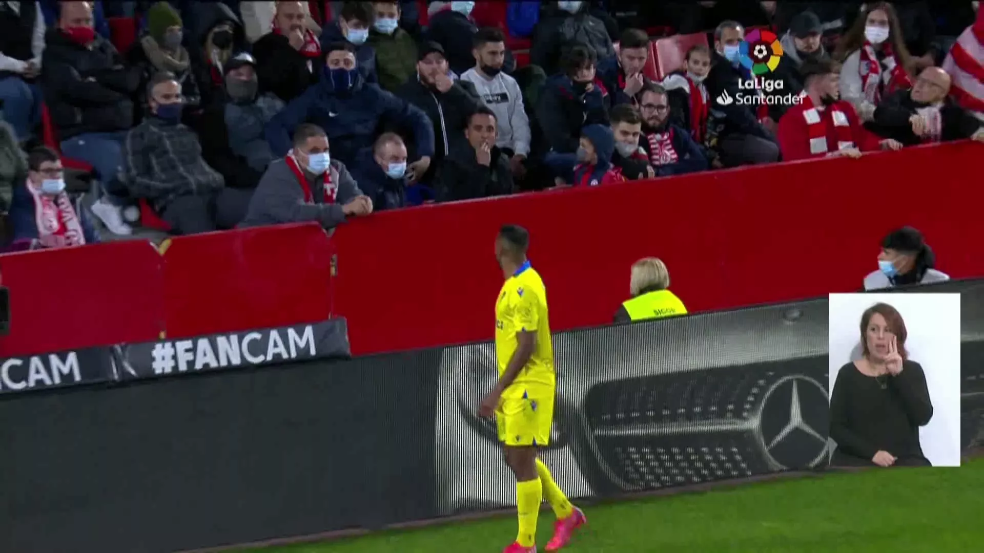 Momento en el que exjugador del Cádiz fue increpado en el estadio de Los Cármenes.