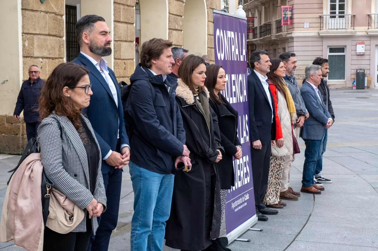 Acto frente al Ayuntamiento en recuerdo de la última víctima por violencia de género en España. Acto frente al Ayuntamiento en recuerdo de la última víctima por violencia de género en España.