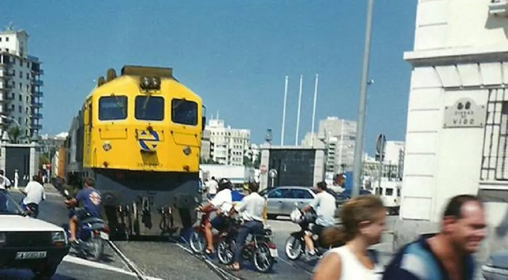 Imagen de archivo de tren por el interior ciudad camino al muelle. Imagen de archivo de tren por el interior ciudad camino al muelle.