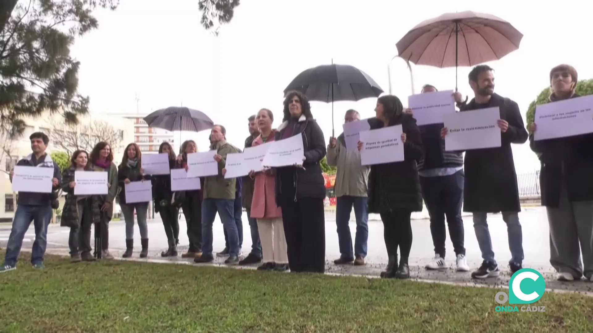 Perodistas en un acto junto al monumento a la Libertad de Expresión en Canalejas