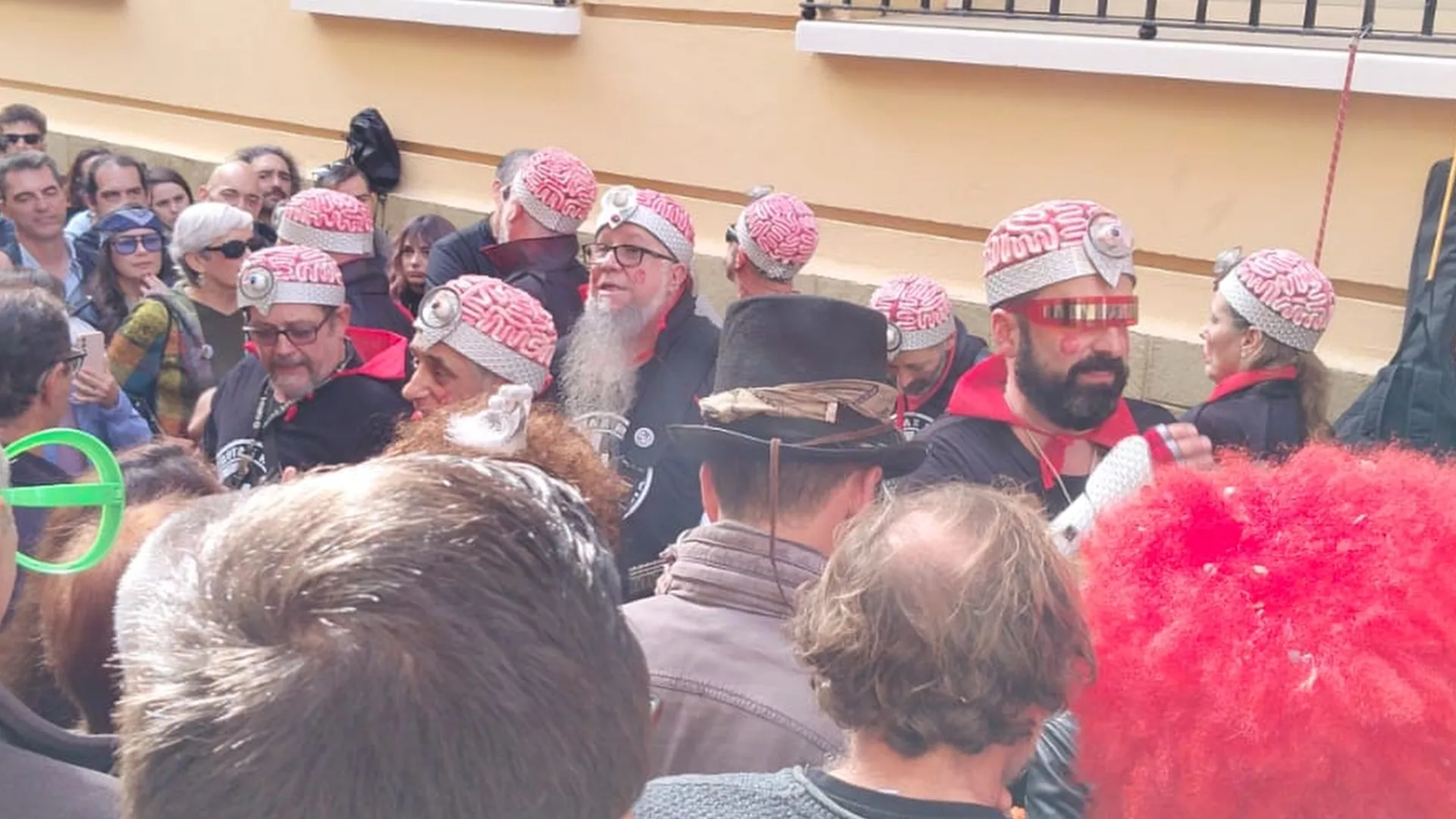 Una agrupación ofreciendo su repertorio en la calle 