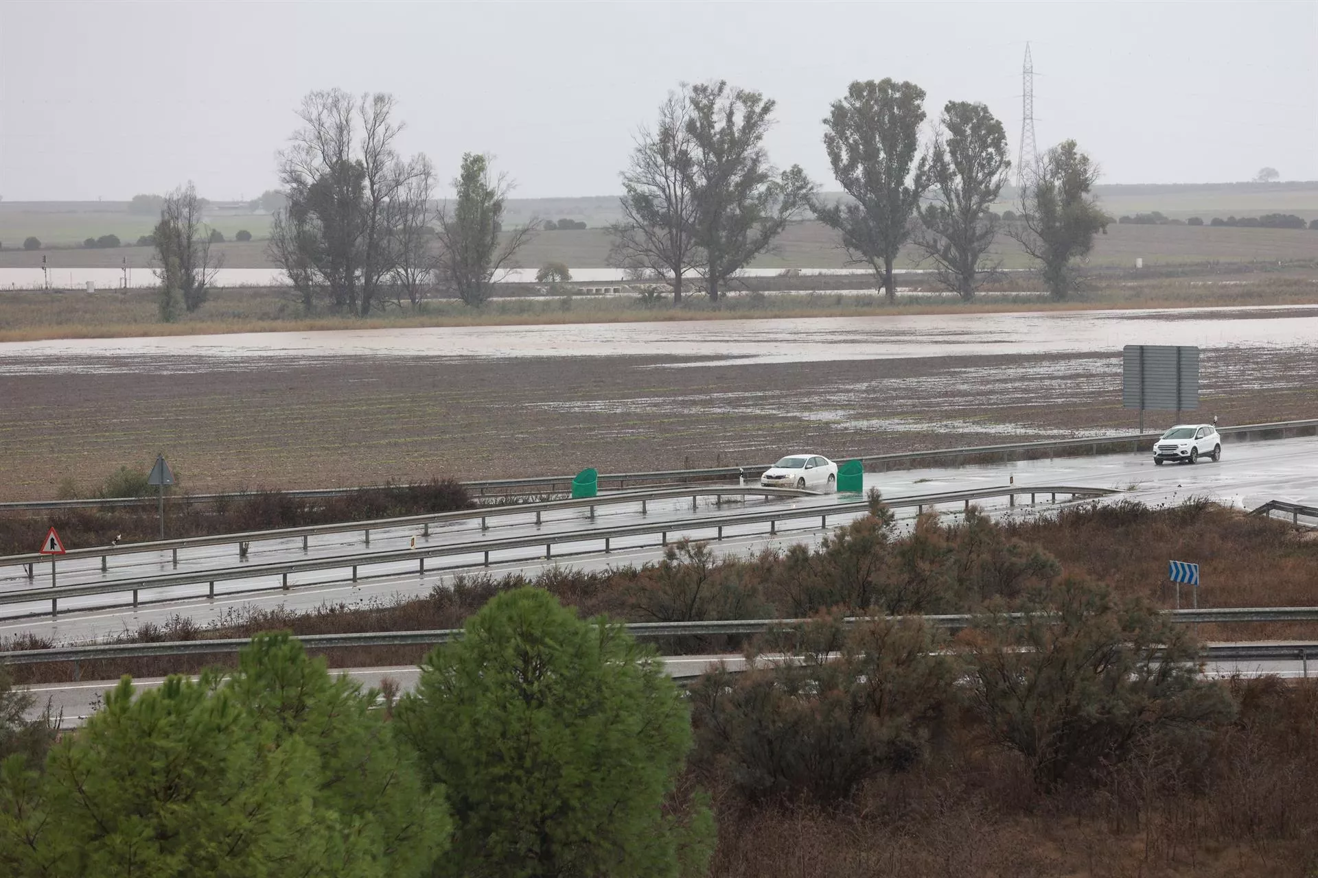 Inmediaciones de la carretera A-394 en Arahal anegadas por la lluvia en una imagen de archivo.