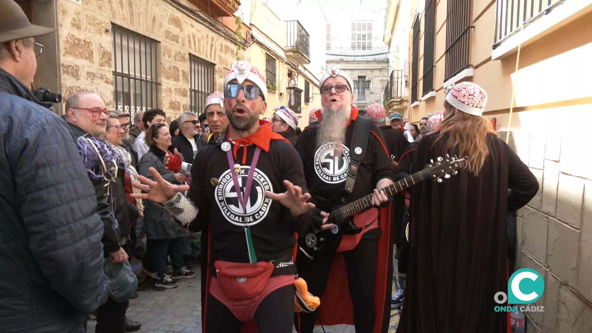La chirigota rockera durante una actuación en la calle La chirigota rockera durante una actuación en la calle