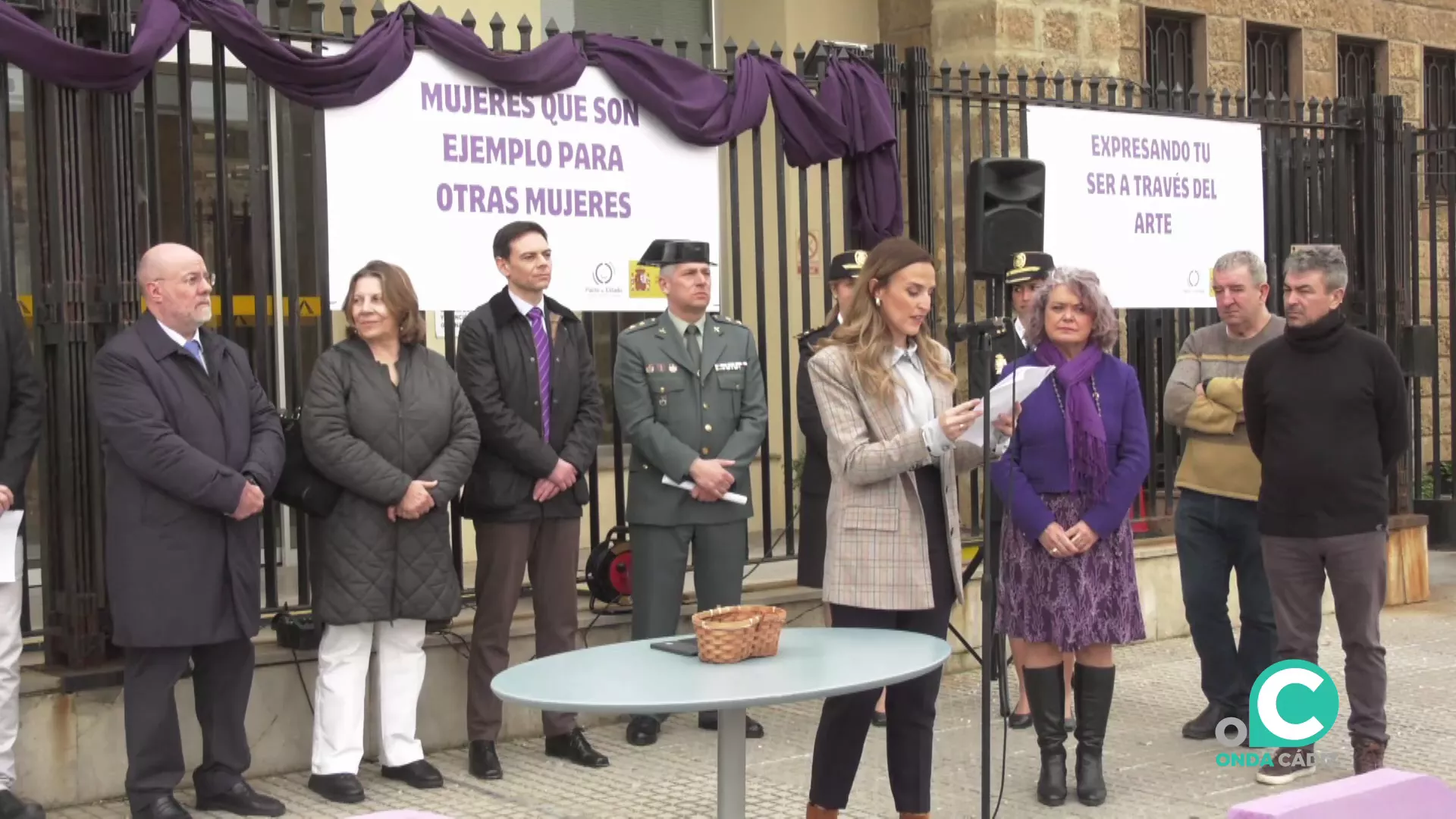 Un momento de los actos celebrados a las puertas de la Subdelegación del Gobierno en Cádiz. 