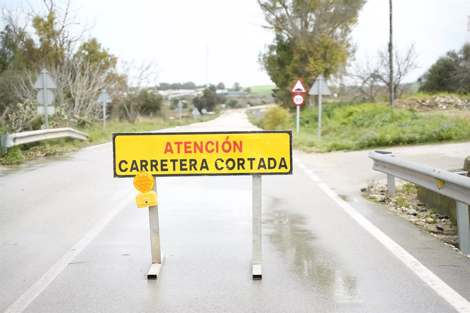 Vía cortada al tráfico por balsas de agua en una vía de la zona rural 