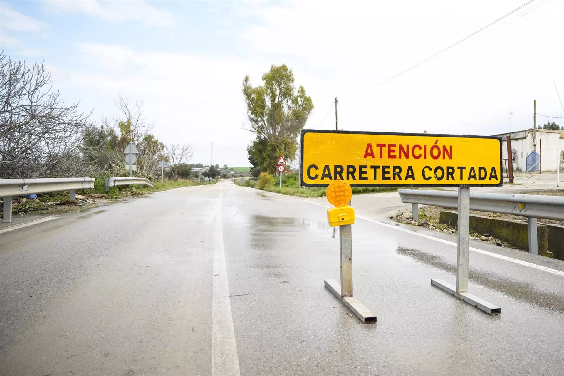 Cartel de una via cortada en la provincia Cartel de una via cortada en la provincia