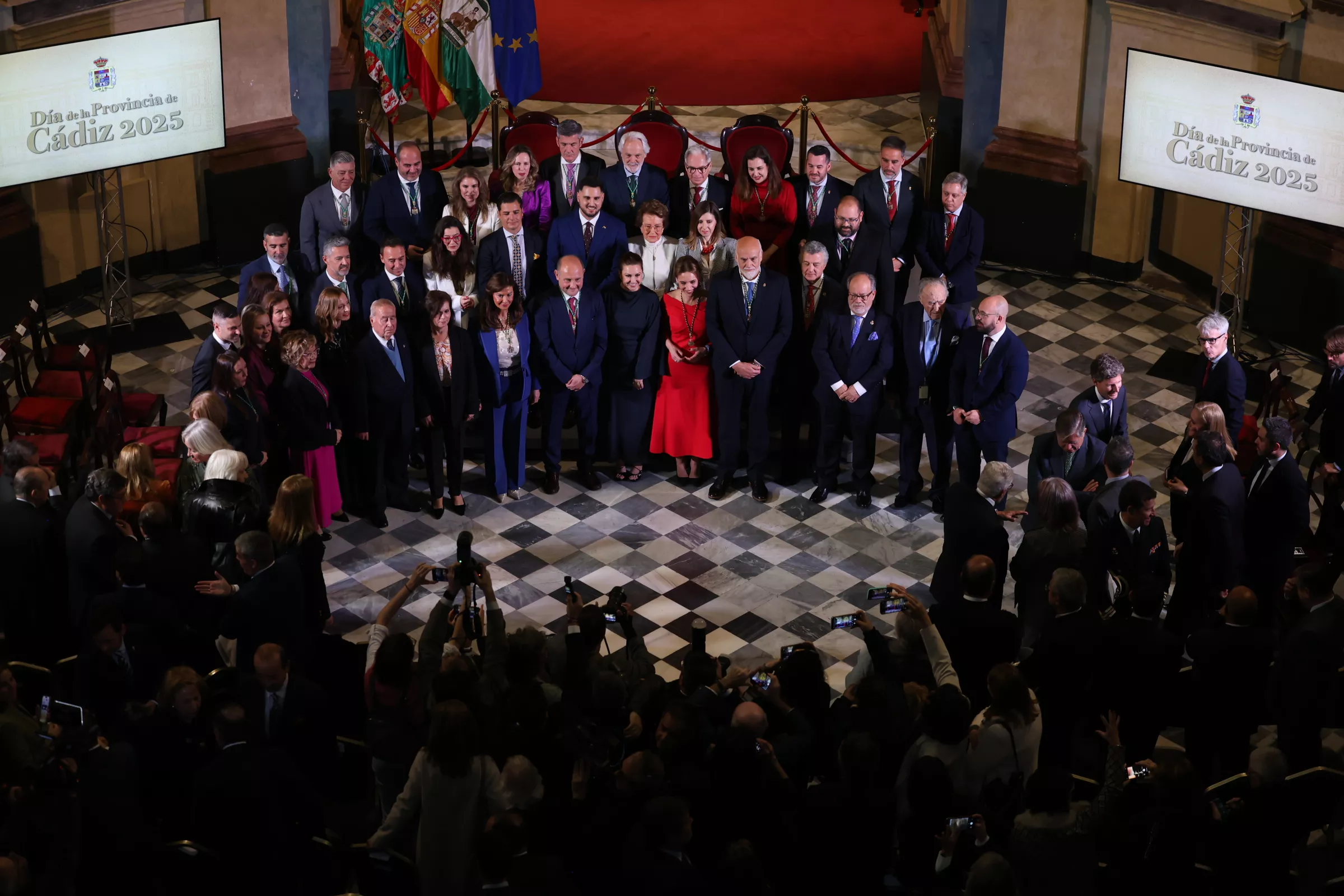 Todos los galardonados en una foto conjunta al final del acto