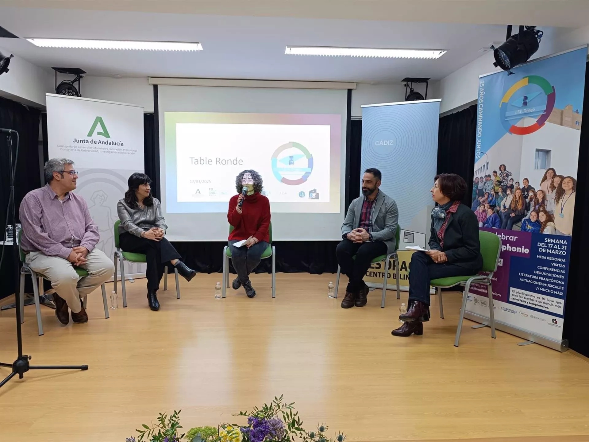 Autoridades y organizadores en la inauguración de los actos en el centro gaditano