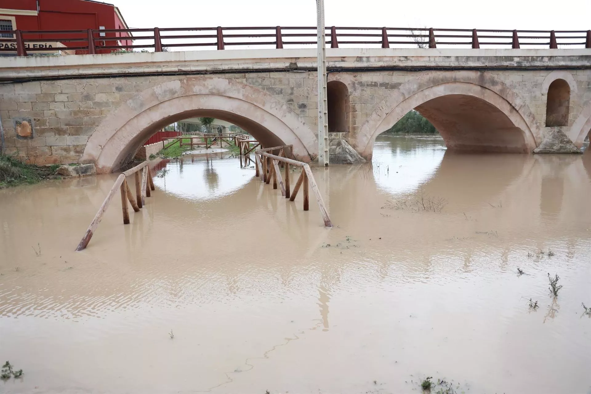 Crecida fluvial por el puente de la Cartuja en una imagen de archivo