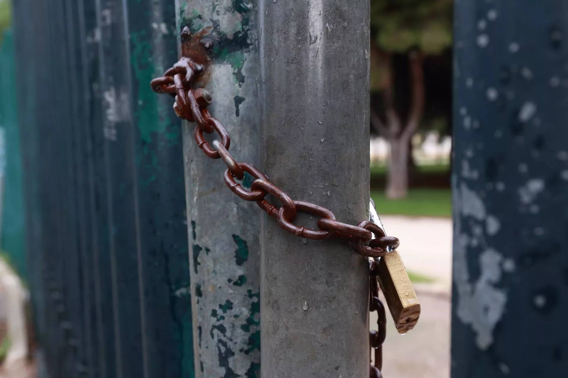 Puerta cerrada del acceso a un espacio ajardinado de la capital gaditana en una imagen de archivo