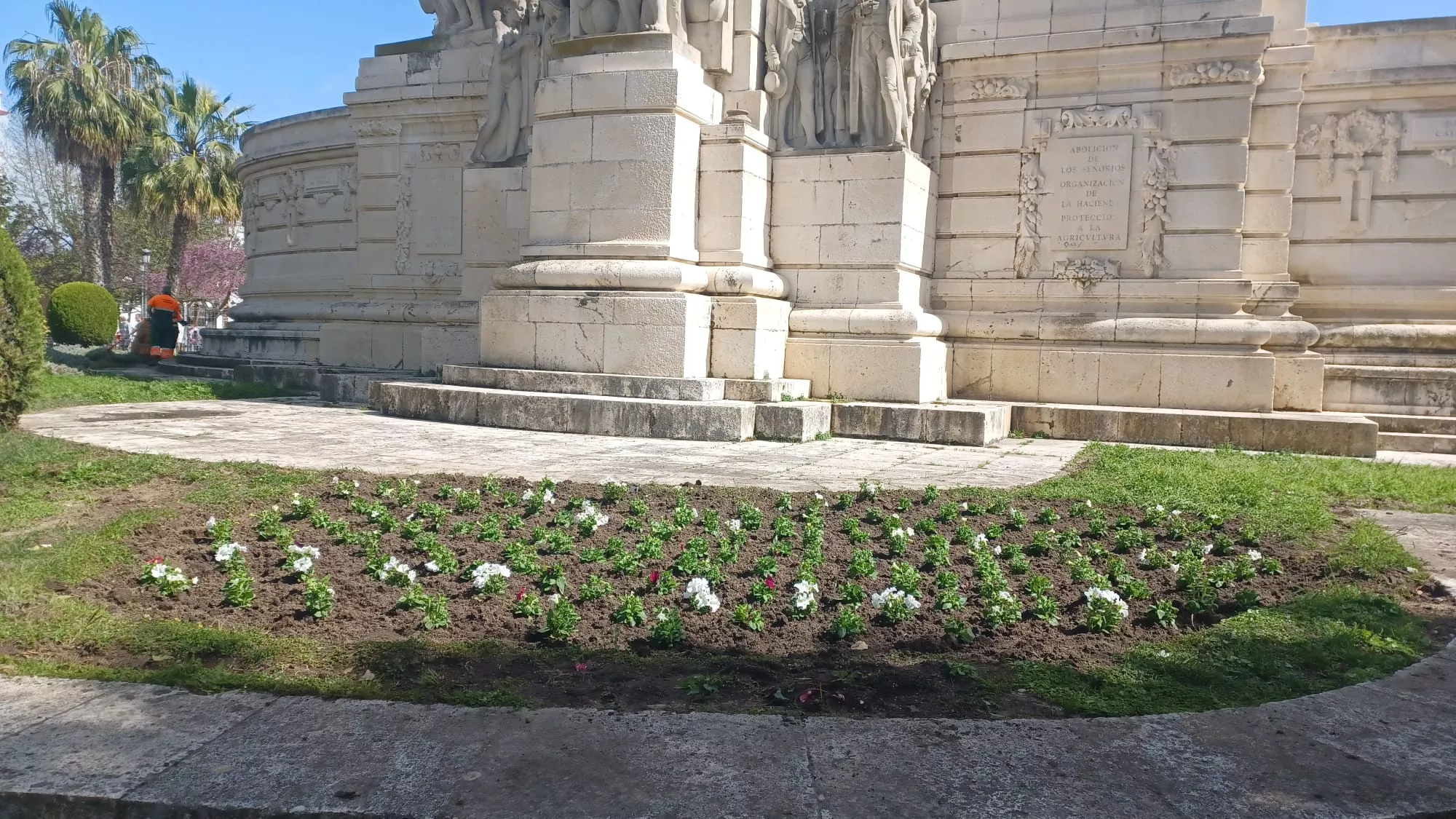 Estado de los jardines de la plaza de España tras la actuación municipal