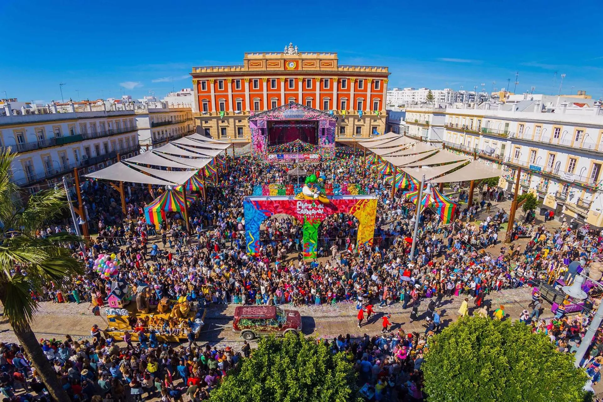  Vista aérea de la plaza del Rey con actividades de Carnaval el pasado año