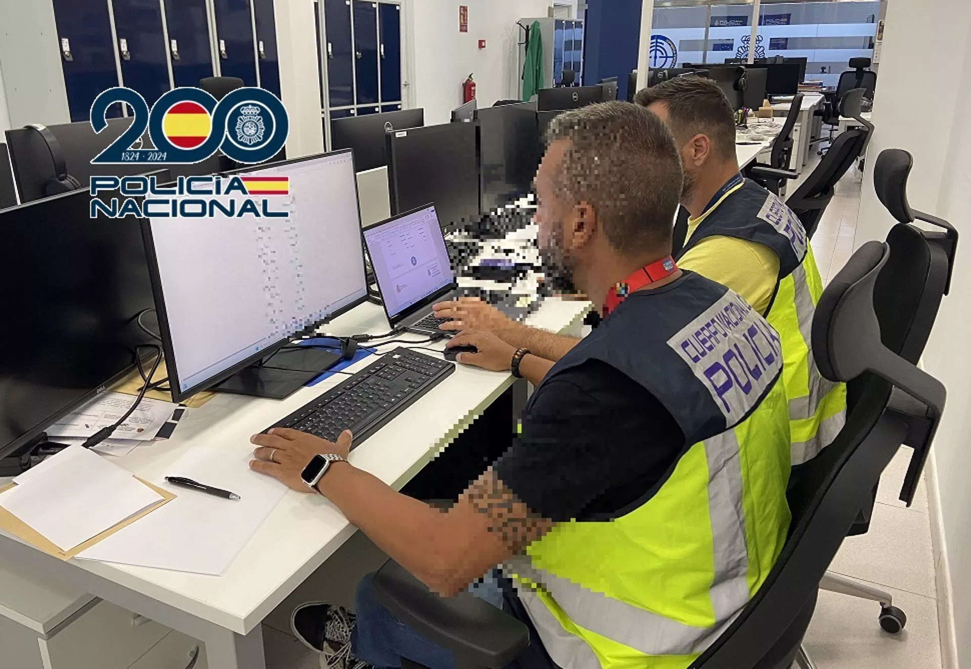 Agentes especializados en ciberdelitos en una imagen de archivo Agentes especializados en ciberdelitos en una imagen de archivo