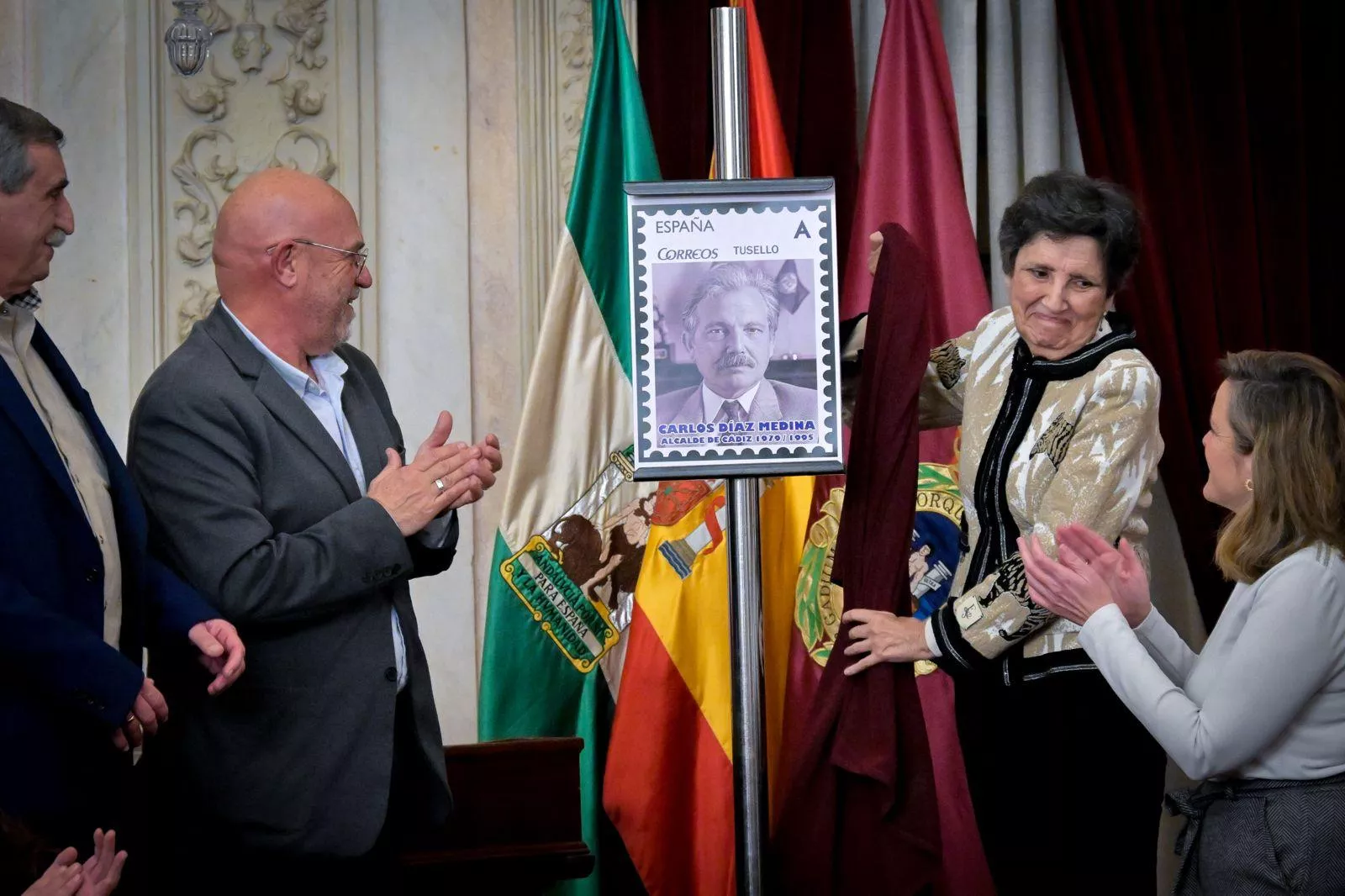 Aplausos en el momento del descubrimiento de la nueva obra filatelica Aplausos en el momento del descubrimiento de la nueva obra filatelica