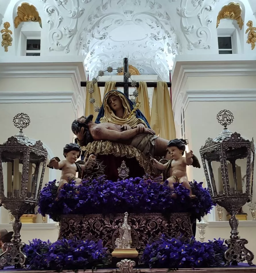 Nuestra Señora de las Angustias esperando en su capilla.