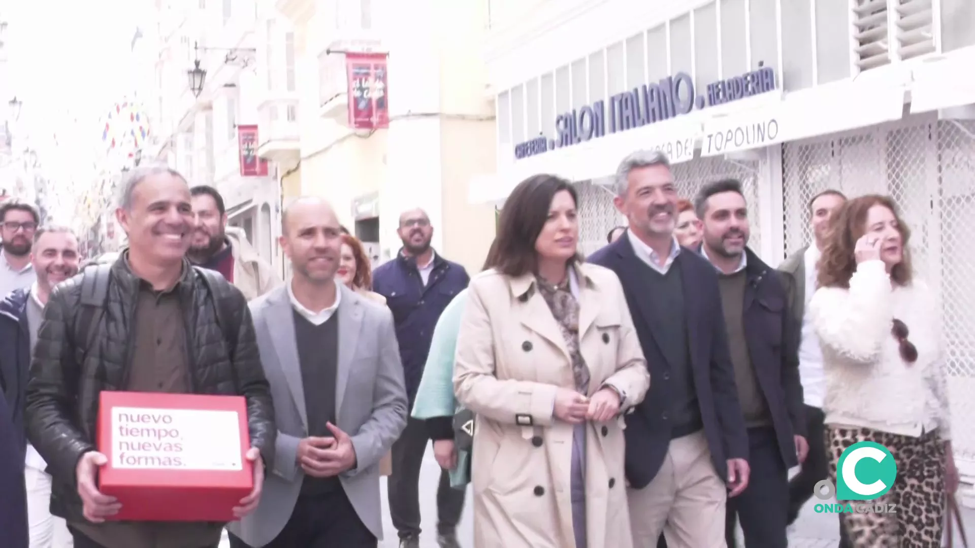 Una de las candidaturas en dirección a la sede socialista por la calle Ancha este martes