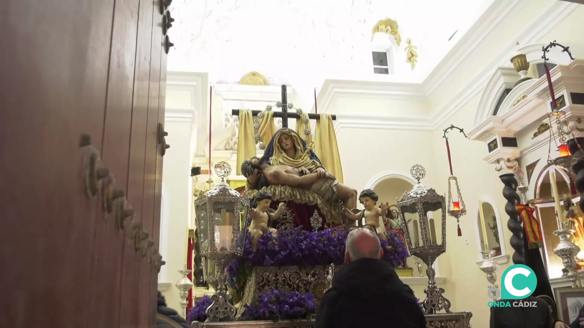 Un fiel ante la imagen de la Piedad en su templo de la calle Isabel La CatólIca Un fiel ante la imagen de la Piedad en su templo de la calle Isabel La CatólIca