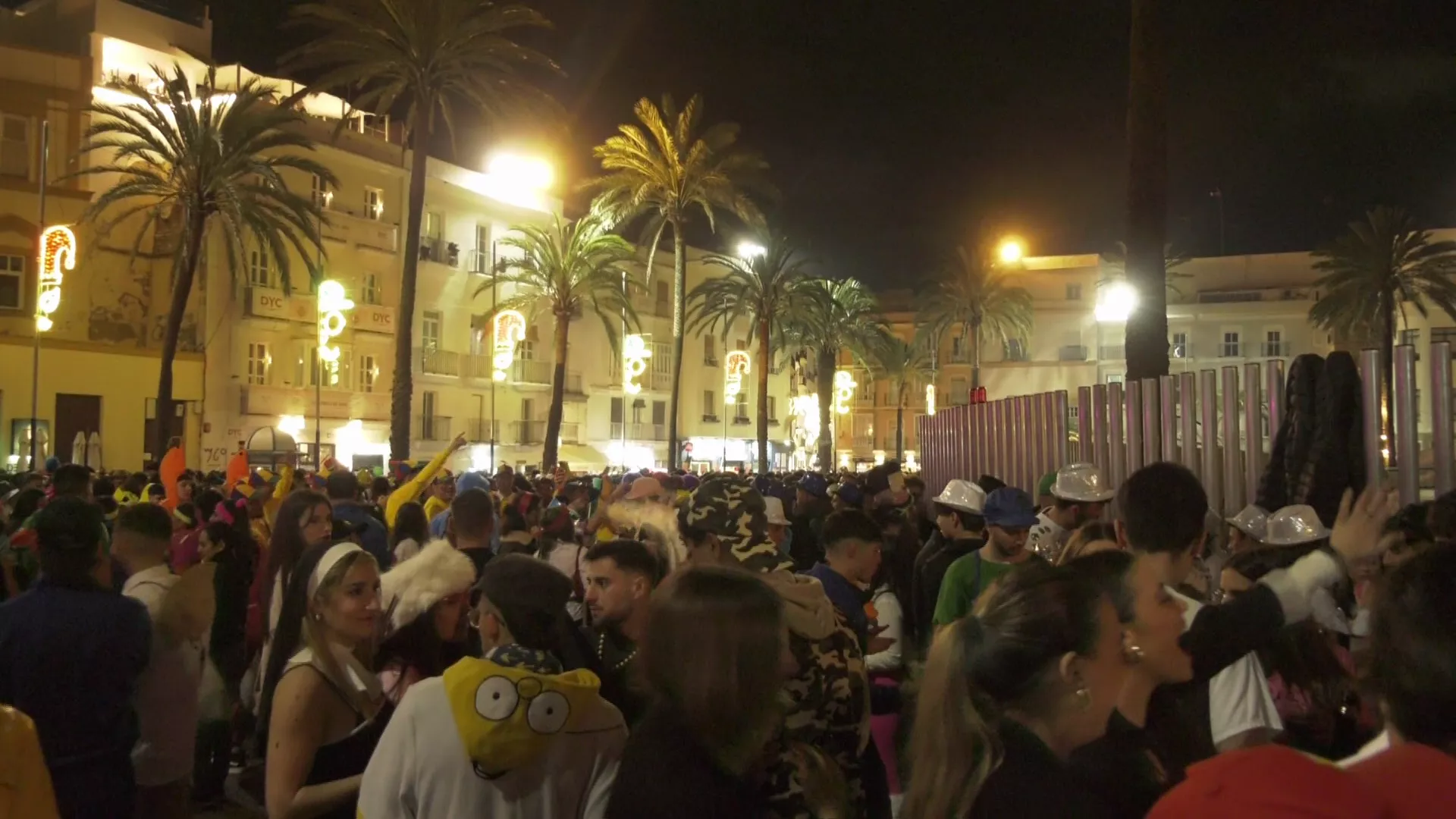 Concentración en la plaza de la Catedral en uno de los dias festivos en la capital gaditana