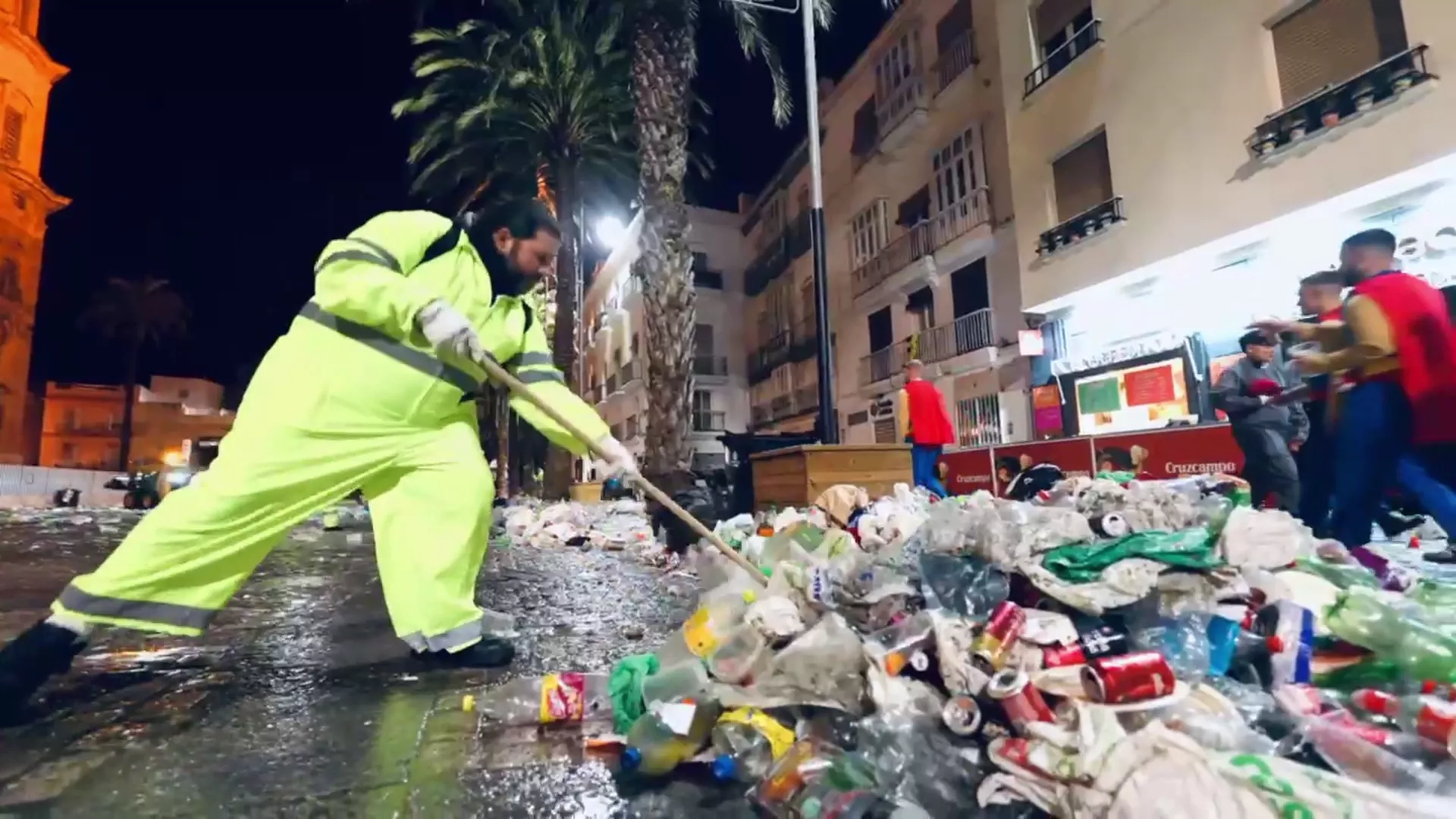 Un operario durante un servicio de limpieza en la plaza de Catedral